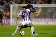 Umtiti tackles Oscar Plano during the Real Valladolid - Barcelona match