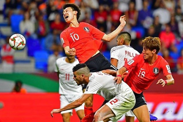 Lee Jae-sung tries to head the ball 