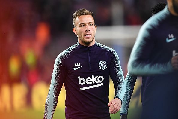 The finesse, the touch, the control. Arthur seems a carbon-copy of Xavi. The 360-degree turn just twists the defenders inside out