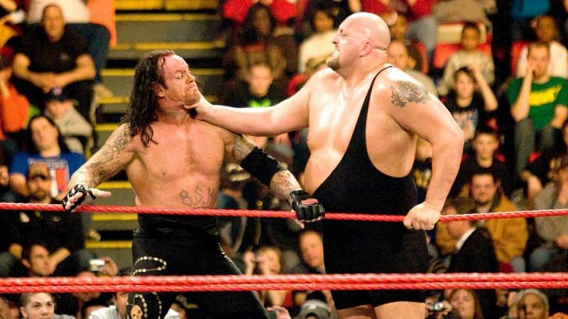 Undertaker and the Big Show standing precariously on the ring apron during the 2009 Royal Rumble