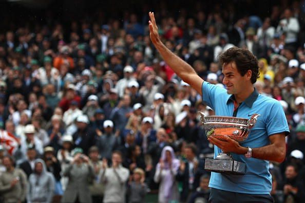 Roger Federer with his 2009 French Open trophy