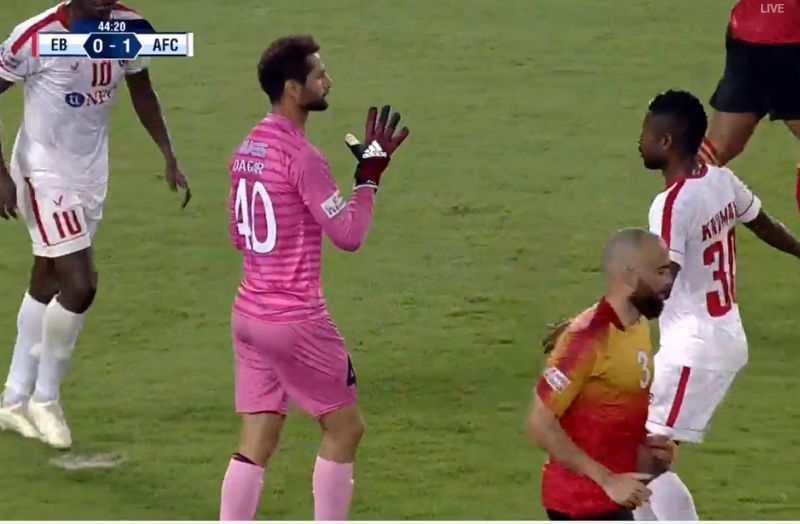 East Bengal goalkeeper Rakshit Dagar collects the ball but Aizawl&#039;s Ansumana Kromah is standing just in front of him preventing him to release the ball (Credit - Hotstar)