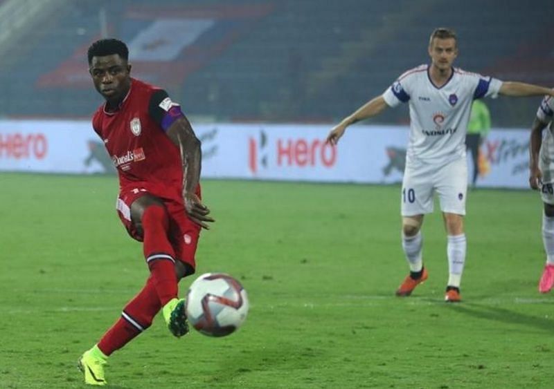 Continuous pressing from both Northeast United and Delhi Dynamos eventually led to goals scored in the second half (Image Courtesy: ISL)
