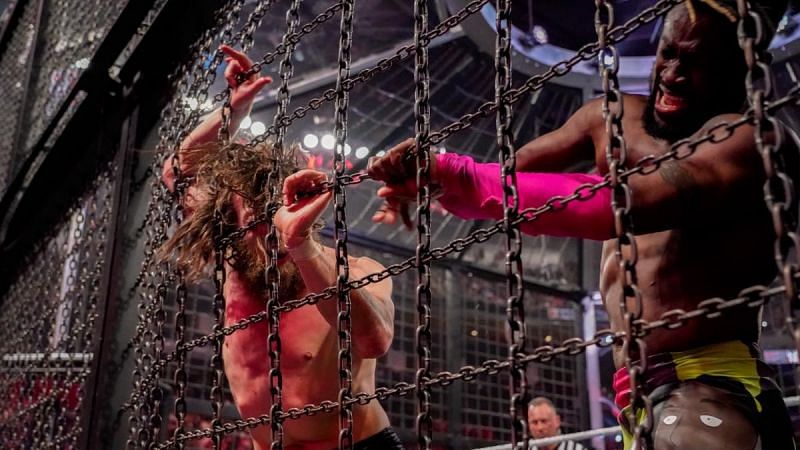 Kofi Kingston smashes Daniel Bryan&#039;s head onto the steel chains.