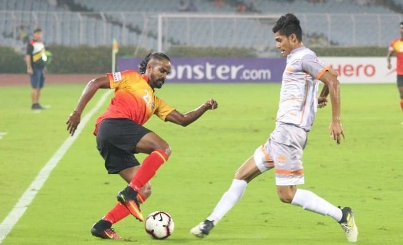 Gaurav Bora (right) of Chennai City in a tussle with East Bengal&#039;s Jobby Justin