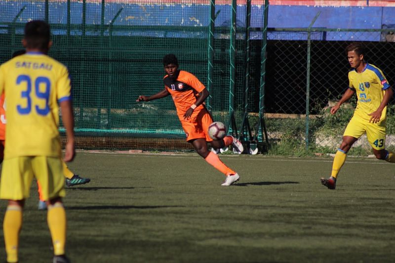 Magesh of South United FC plays a pass