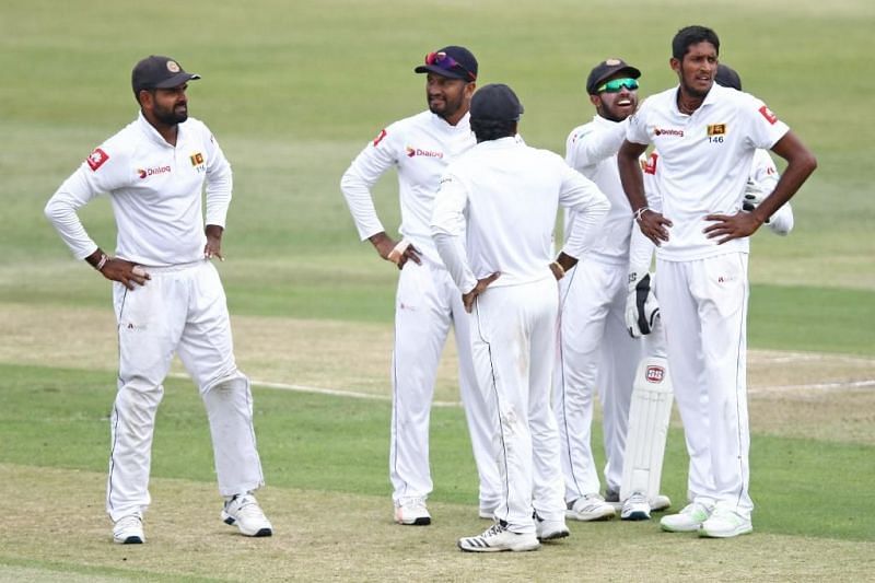 Srilankan Players Discussing to take the Review
