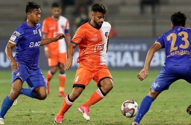 Hugo Boumous moved up and down the pitch to carry out both attacking and defending duties (Image Courtesy: ISL)