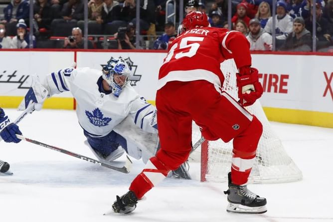 Red Wings retire Kelly's jersey, beat Maple Leafs 3-2 in OT