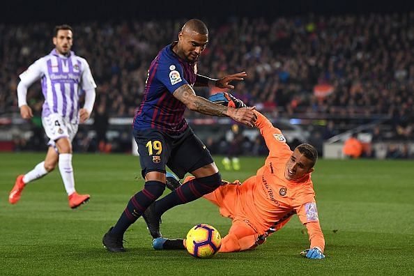 Jordi Masip denying Kevin-Prince Boateng in the game. There is no player backing up in goal. He also saved a penalty from Lionel Messi.
