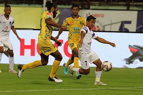 Lallianzuala Chhangte (right) of Delhi Dynamos