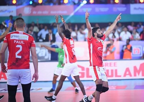 Calicut Heroes won their fifth match in a row, cementing a semifinal spot