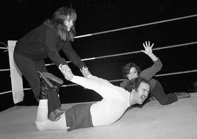 Laurie Anderson puts Andy Kaufman in a surfboard stretch.