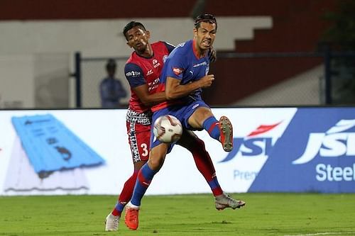 Raju Gaikwad (left) of Jamshedpur FC involved in a tussle for possession with Bengaluru FC's Miku