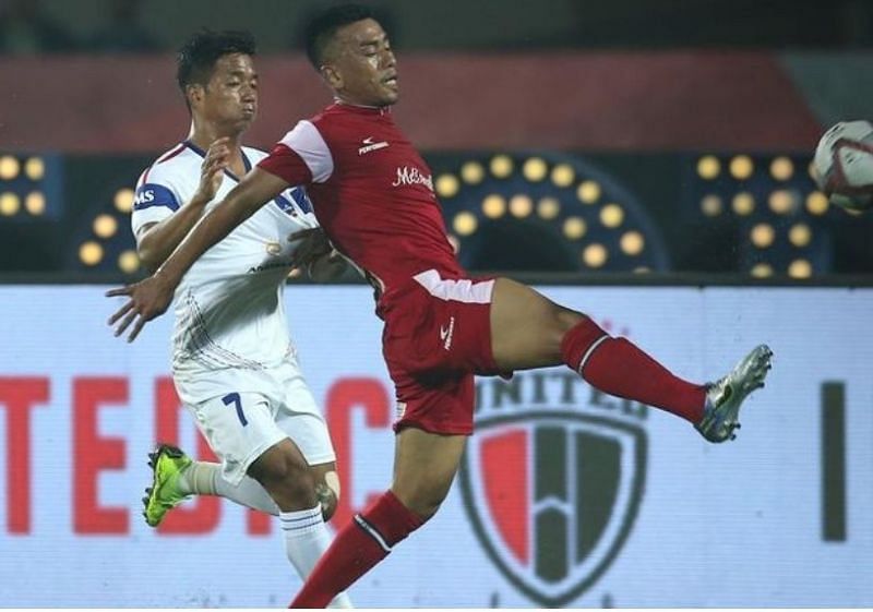 Both Northeast United FC and Delhi Dynamos exchanged possessions quickly (Image Courtesy: ISL)