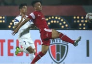 Both Northeast United FC and Delhi Dynamos exchanged possessions quickly (Image Courtesy: ISL)
