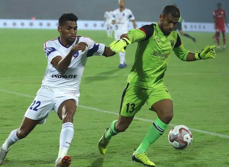 Rehenesh TP tries to see out the danger (Image Courtesy: ISL)