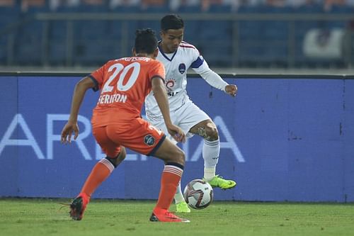 Chhangte and Seriton Fernandes in actionÂ [Image: ISL]