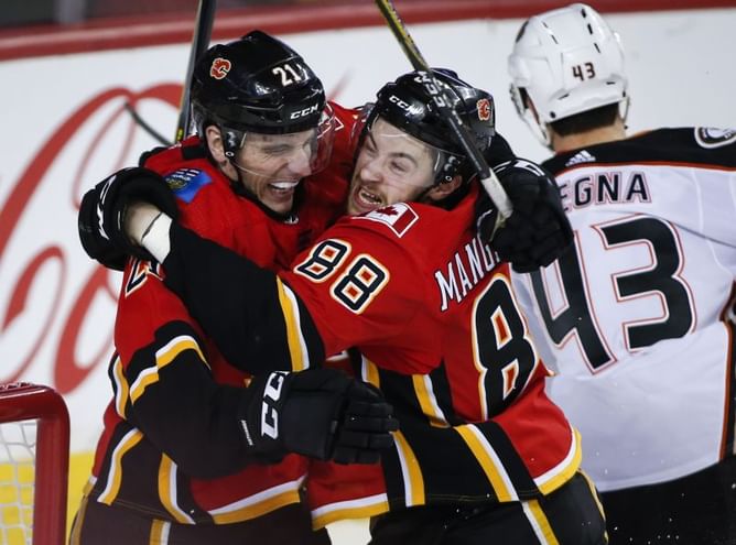 Mangiapane scores late winner to lift Flames over Ducks 2-1