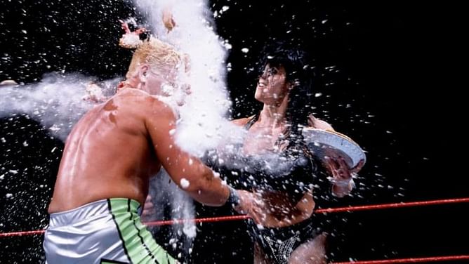 4 Female WWE Superstars who beat men