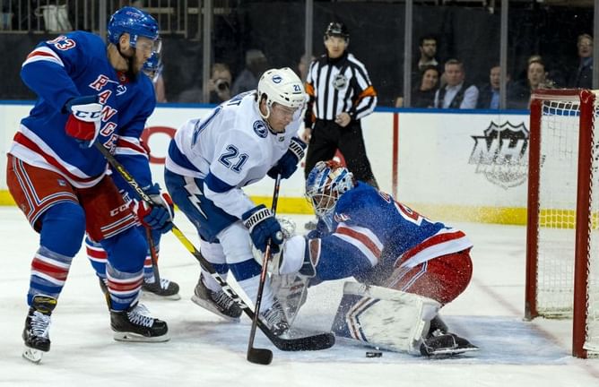 Lightning win 10th straight, Flames streak to 7th in a row