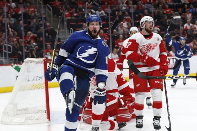 Stamkos ties Lecavalier as Lightning rally past Detroit 5-4