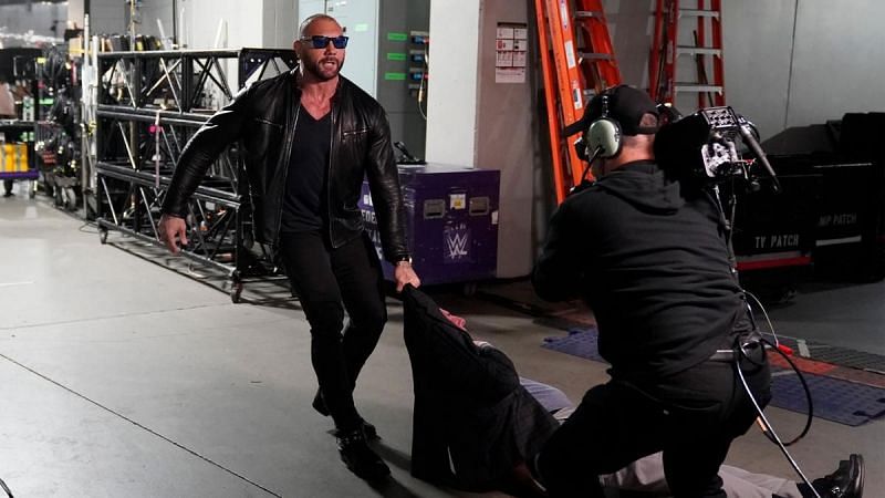 Batista attacks Ric Flair backstage.