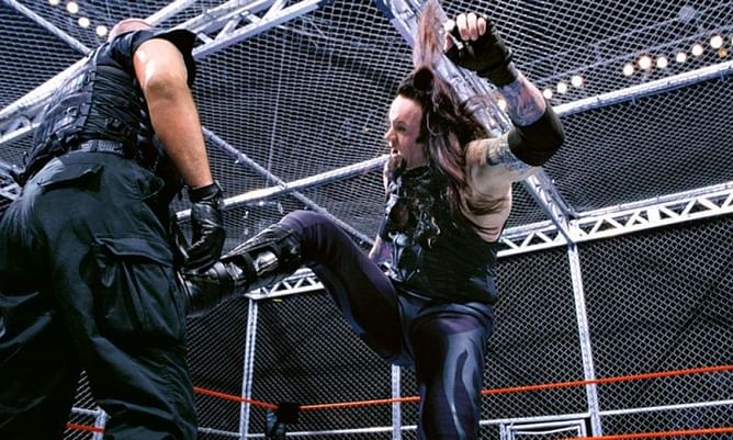 वीडियो: जब अंडरटेकर ने WrestleMania के Hell in a Cell मैच में विरोधी रैसलर को फांसी पर लटका दिया