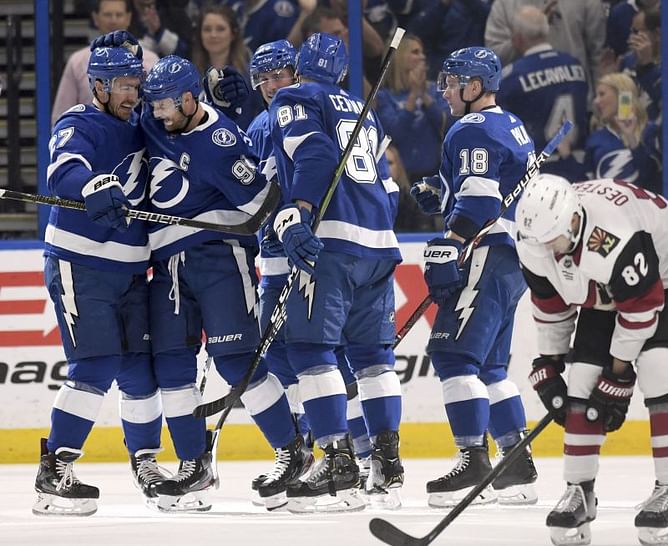 Lightning top Coyotes 4-1 to clinch Presidents' Trophy