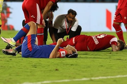 Miku and Federico Gallego are in pain after the Bengaluru FC's attempt strikes the NorthEast United star
