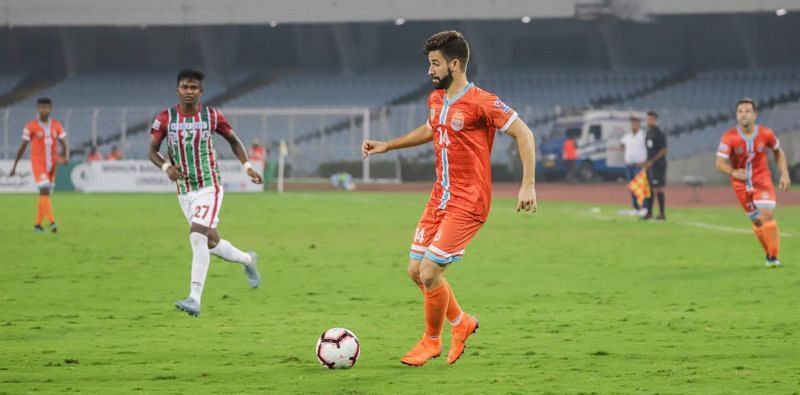 Nestor Gordillo of Chennai City in action against Mohun Bagan