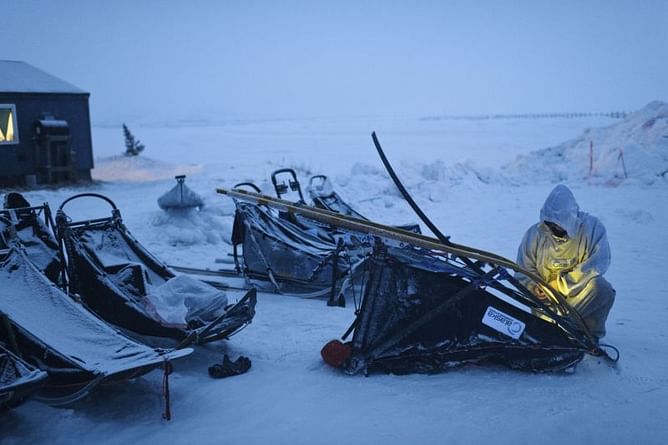 Alaska musher first to leave checkpoint 77 miles from finish