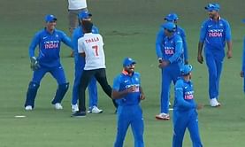 IND vs AUS: मैदान में मिलने पहुंचे प्रशंसक के साथ महेंद्र सिंह धोनी ने खेला लुका छुपी का खेल