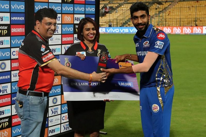 Bumrah wins the man of the match (picture courtesy-BCCI/iplt20.com)