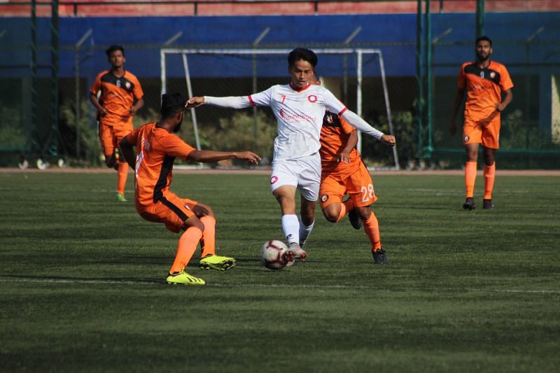 Shaiza of Ozone FC tries to skip past South United defenders