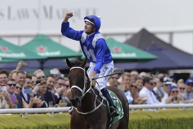 Winx breaks Group One world record with win at Randwick
