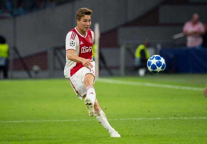 Carel Eiting could prove to be a dark horse in the race to the spot left by Frenkie De Jong.