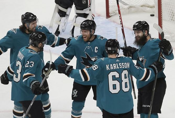 Sharks score 3 in 3rd period to beat Blackhawks 5-2