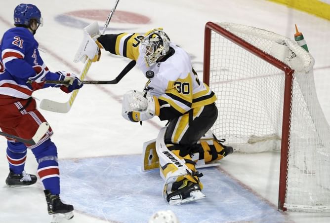 Murray stays unbeaten in NYC as Penguins top Rangers 5-2