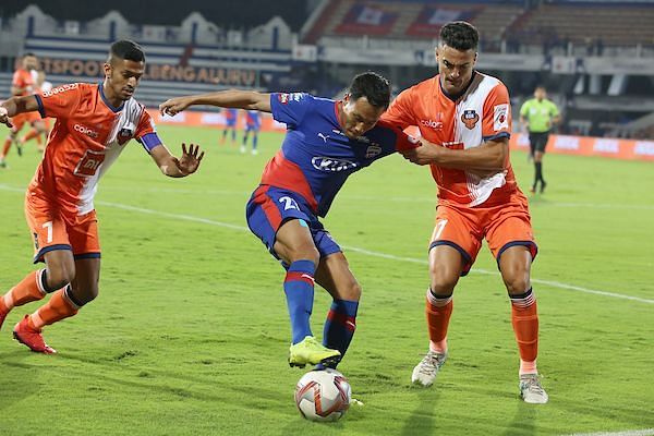 Carlos Pena (right) of FC Goa in a tussle with Bengaluru FC&#039;s Udanta Singh