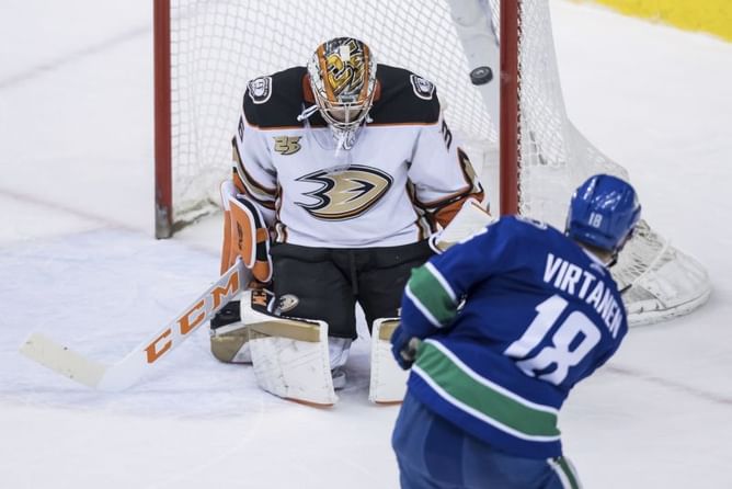 Steel records 1st hat trick as Ducks beat Canucks 5-4