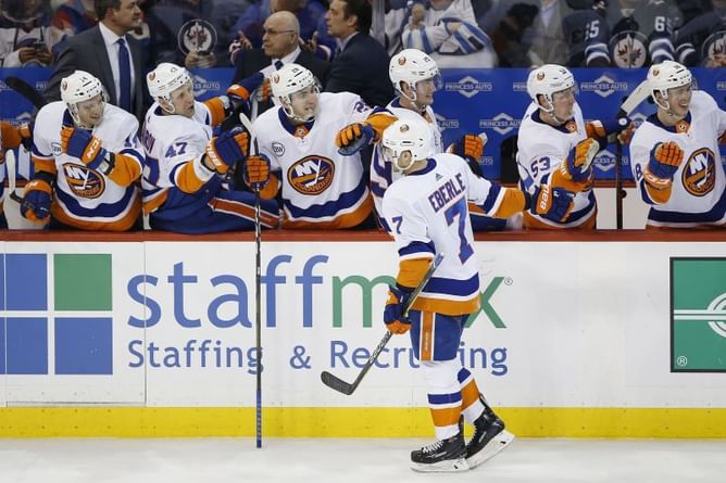 Islanders rally with 2 late goals to beat Jets 5-4