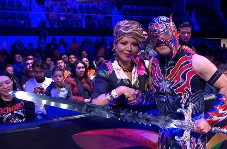 Marisela Pe&Atilde;&plusmn;a ( presidente of AAA) and Aero Star as the Rey de Reyes 2019 Champion.