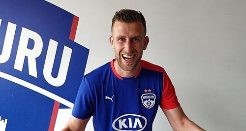 The 27-year-old midfielder joins on ashort-term deal till the end of the season replacing Australian Erik Paartalu