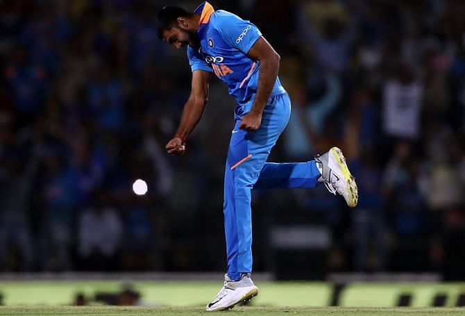 Vijay Shankar celebrating after getting the wicket of Marcus Stoinis