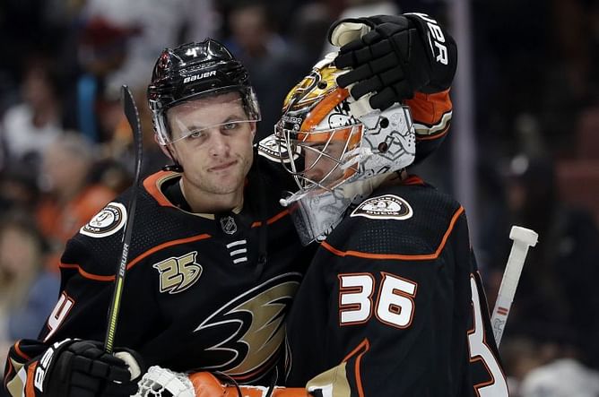 Ducks snap 5-game skid with 2-1 win over Avalanche
