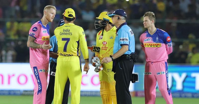 Dhoni and Umpire in heated conversation