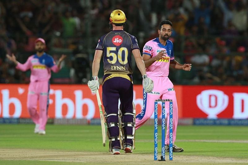 Chris Lynn received a lifeline when the bails didn&#039;t come off despite the ball hitting the stumps, while Dhawal Kulkarni looked on in horror