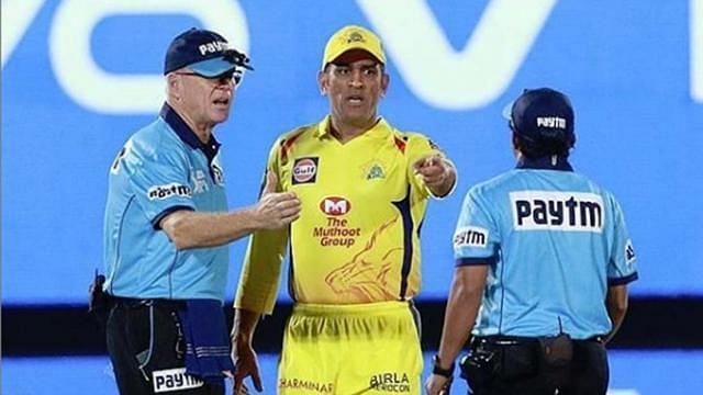 Heated Argument between Dhoni and Umpires