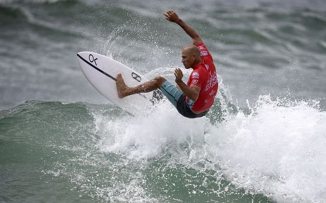 Wipeout for Kelly Slater at big season-opener on Gold Coast